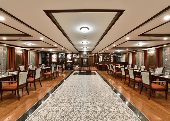 Heritage Cruises Binh Chuan Cat Ba Archipelago  5*
